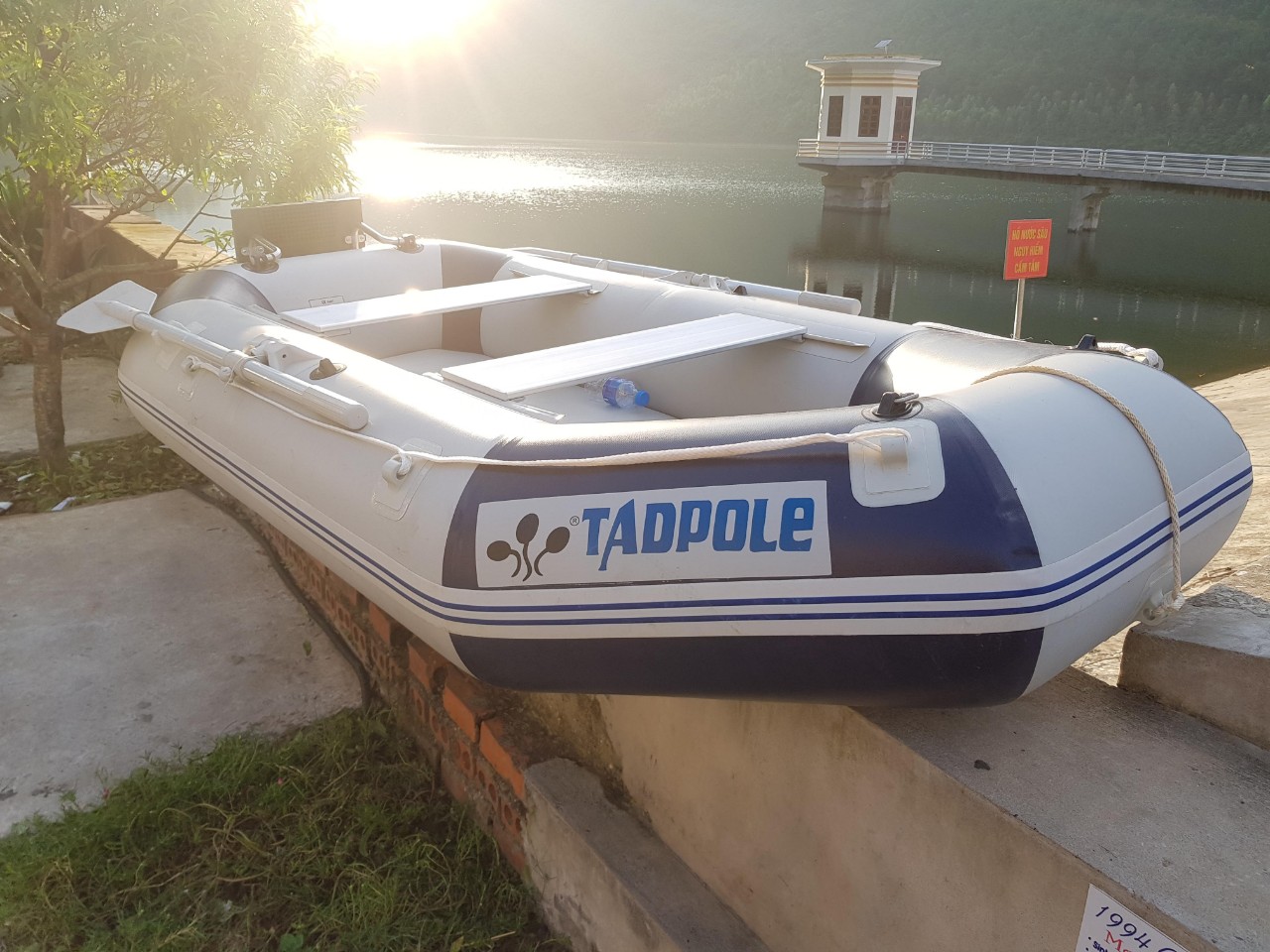 Ở đâu bán thuyền hơi Tadpole ?