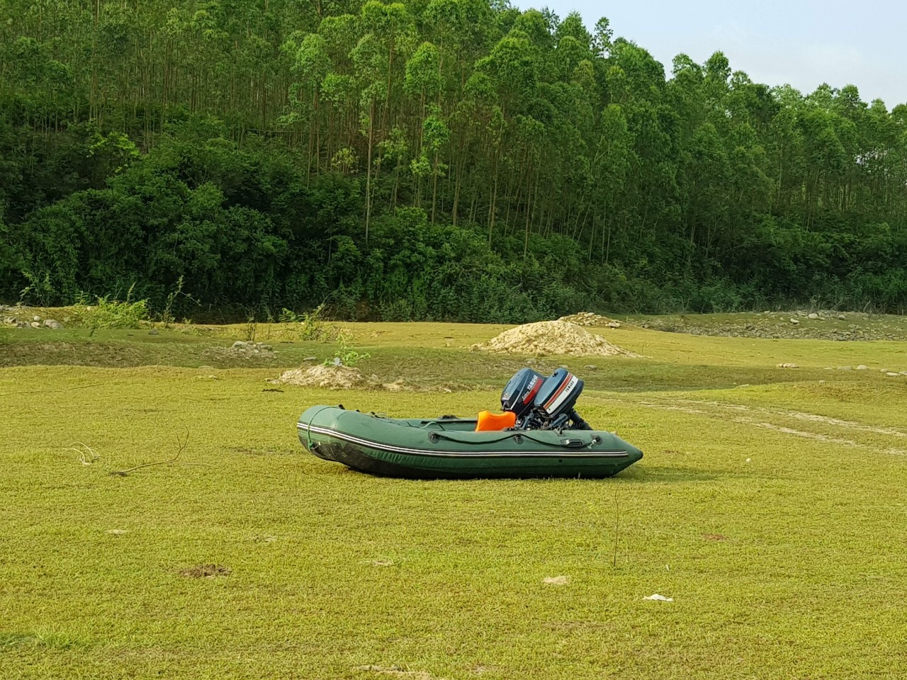 Vẻ yên bình: thuyền hơi trên bãi cỏ