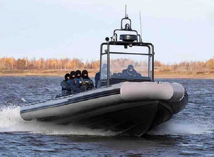 Đội đặc nhiệm Nga trên thuyền hơi gắn máy