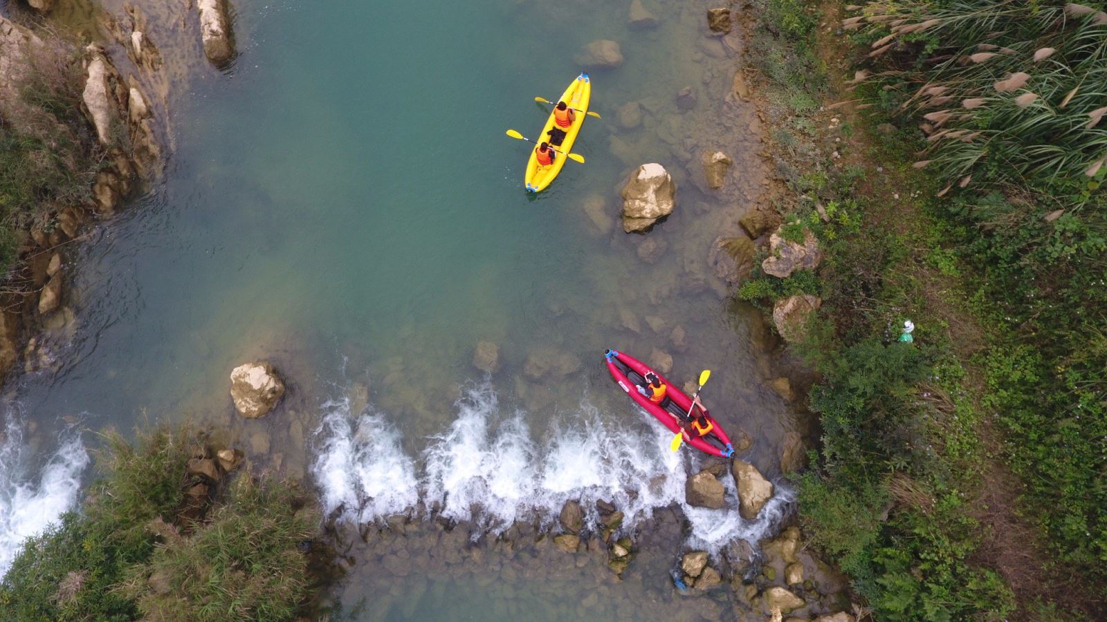 Thuyền Kayak bơm hơi có kiểu dáng hiện đại, màu sắc trẻ trung