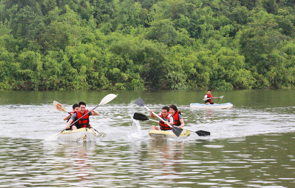 Thuyền Kayak trên sông